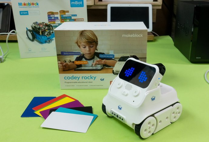 Photo Robotika – prívetivý robot Codey Rocky, ktorý inšpiruje deti aby začali programovať