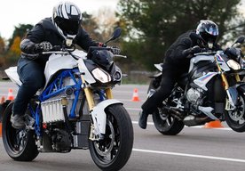 Photo Elektrická motorka BMW valcuje benzínových rivalov