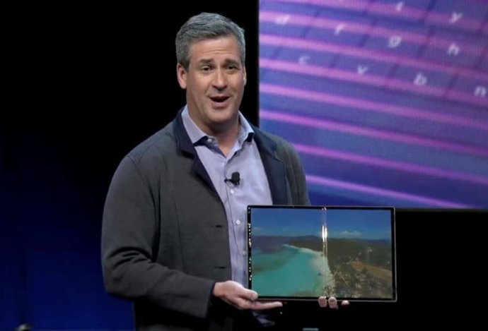 Photo CES 2020: Intel ukázal prototyp 17-palcového notebooku so skladacím displejom