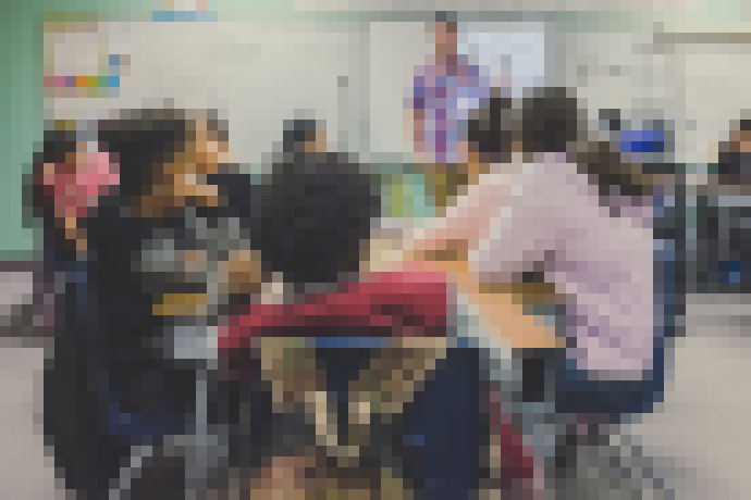 Photo Tínedžeri používajú AirPod a Prekladač Google na tajné dorozumievanie sa v triede