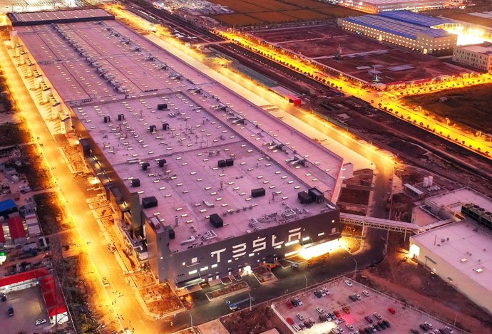 Photo Video: Tesla dovolila nahliadnuť do svojej fabriky kde autá vyrábajú stovky robotov