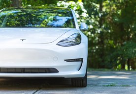 Photo Elon Musk/Tesla: Tento rok už dokáže autopilot auta samé odparkovať aj zaparkovať