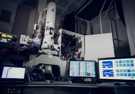 Photo Priekopnícky elektrónový mikroskop dokáže zobraziť pohyb elektriny aj svetla v elektronike