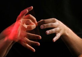 Photo Video: Inteligentná rukavica premieňa gestá ruky na slová