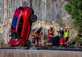 Photo Pozrite sa, ako spoločnosť Volvo Cars zhadzuje nové autá z výšky 30 metrov, aby pomohla záchranárom zachraňovať životy