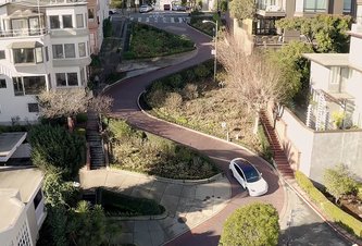 Photo Video: Autonómna Tesla zvláda kľukatú Lombard Street v San Franciscu