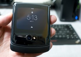 Photo Skladacie „véčko“ smartfón Motorola razr 5G