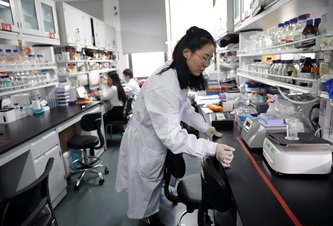 Photo Čínski vedci vyvíjajú génovú terapiu, ktorá by mohla oddialiť starnutie