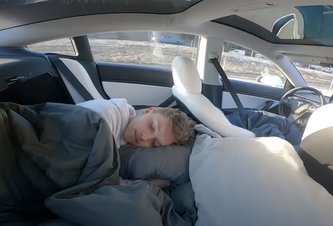Photo Video: Šofér “spal” na zadnom sedadle idúceho auta pri zapnutej funkcii Autopilota Tesly