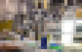 Photo Smetiarsky robot s tromi ramenami rýchlo a efektívne triedi odpad