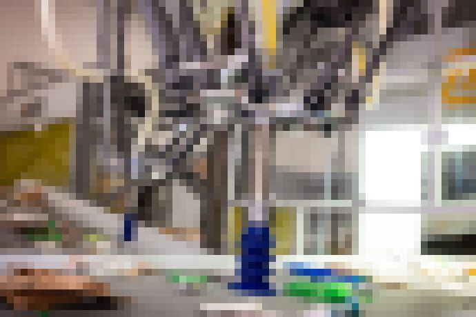 Photo Smetiarsky robot s tromi ramenami rýchlo a efektívne triedi odpad