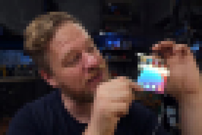 Photo Skladací iPhone je bližšie k realite. Youtuber už experimentuje s jeho displejom