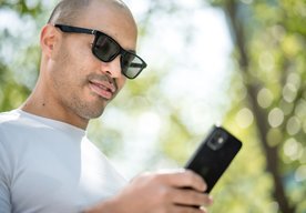 Photo Inteligentné slnečné okuliare ovládané aplikáciou menia priehľadnosť na požiadanie