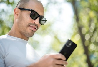 Photo Inteligentné slnečné okuliare ovládané aplikáciou menia priehľadnosť na požiadanie