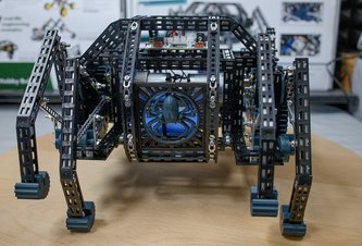Photo IoT a robotika: Totem Black Spider – programovateľný smartfónom ovládateľný robot