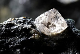 Photo Nová metóda zábleskom premení uhlík na grafén alebo diamant