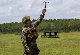 Photo Video: Vojaci testujú diaľkovo ovládané lietajúce granáty