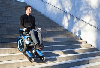 Photo High tech invalidný vozík dokáže chodiť po schodoch a zdvihnúť sedadlo do výšky