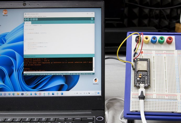 Photo IoT a robotika: Ovládanie zariadenia s mikrokontrolérom ESP32 mobilnou apkou II.