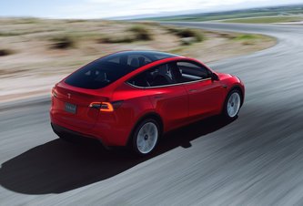 Photo Video: Kompaktné SUV Tesla Model Y s úchvatnou celosklenou panoramatickou strechou