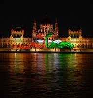 Photo Budovu parlamentu a Budínský hrad v Budapešti rozžiarilo 50 projektorov Panasonic