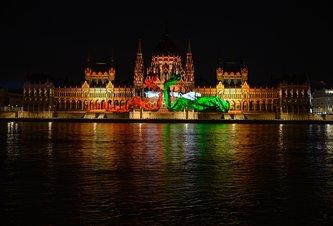 Photo Budovu parlamentu a Budínský hrad v Budapešti rozžiarilo 50 projektorov Panasonic