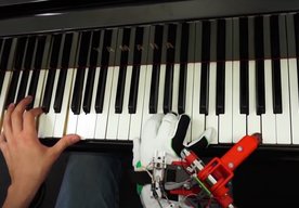 Photo Klaviristi s extra robotickým palcom dokazujú, že mozog je úžasný