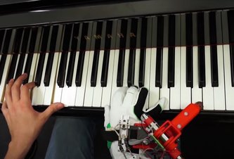 Photo Klaviristi s extra robotickým palcom dokazujú, že mozog je úžasný