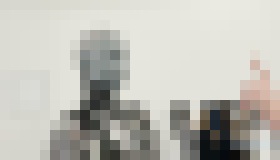 Photo Video: Humanoidný robot odstrčil ruku konštruktéra, ktorý ho chytil za nos