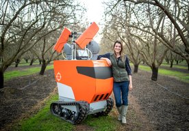 Photo Autonómny robot chráni sady so zbraňou v ruke a nebojí sa ju použiť