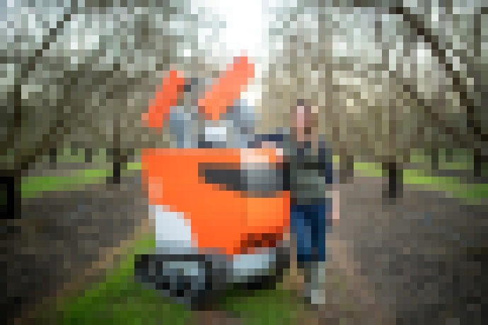 Photo Autonómny robot chráni sady so zbraňou v ruke a nebojí sa ju použiť