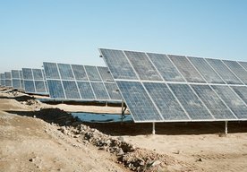Photo Výborný nápad na automatické čistenie solárnych panelov bez použitia vody