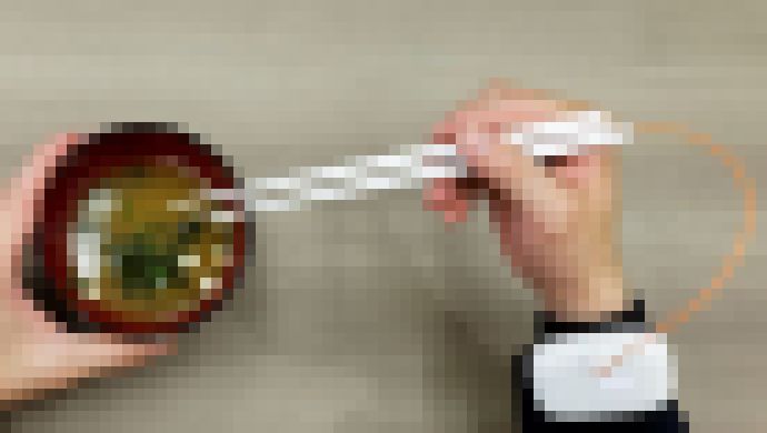 Photo Inovatívne príborové paličky vytvárajú pocit slanosti, čím pomáhajú znížiť príjem soli