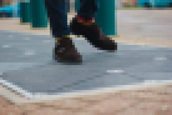 Photo Revolučná dlažba premieňa kroky na elektrinu