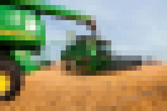 Photo Traktory a kombajny John Deere, ktoré na Ukrajine ukradli ruské jednotky, boli na diaľku vypnuté