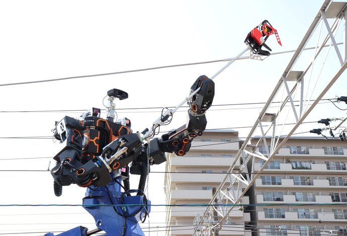 Photo Pozrite sa, ako obrovský robot opravuje železnice