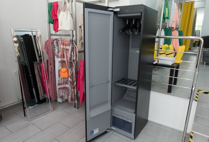 Photo Samsung AirDresser - osviežovač oblečenia odstráni pokrčenie, prach, zápach aj mikroorganizmy