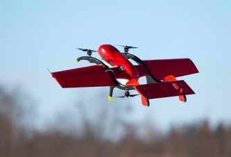 Photo Autonómny dron s pevnými krídlami má dolet až 60 km
