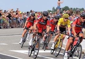 Photo Podvody na Tour de France: Alkohol, cigarety, drogy aj prsia Pamely Anderson