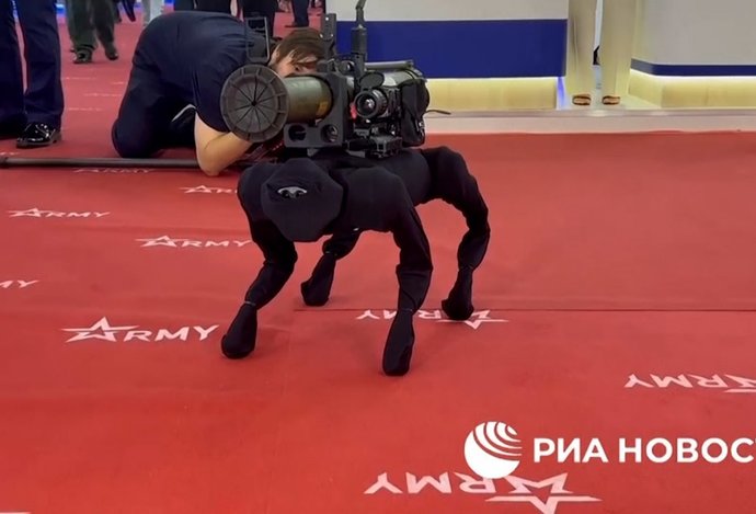 Photo Rusi majú robotického psa schopného niesť zbrane a strieľať