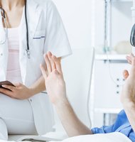 Photo Pacienti, ktorí pri operácii majú náhlavnú súpravu VR, potrebujú menej anestetík