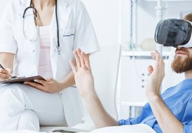 Photo Pacienti, ktorí pri operácii majú náhlavnú súpravu VR, potrebujú menej anestetík