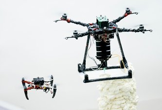 Photo Lietajúce drony vybavené 3D tlačiarňou budú opravovať výškové budovy 