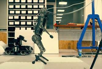 Photo Robotického psa naučili chodiť po zadných nohách