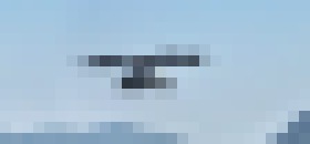 Photo Takto lieta auto s dronom pripevneným na streche