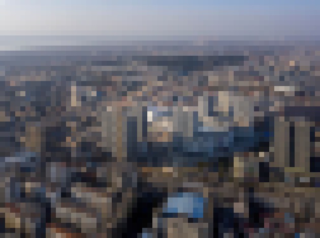 Photo Vertikálne high-tech lesné mesto, v ktorom je viac stromov a kríkov ako ľudí