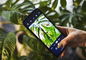 Photo Motorola Razr 2022 / Tretia generácia skladacieho „véčka“ s ohybným displejom