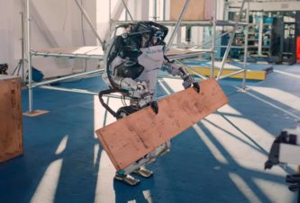 Photo Robot Atlas už dokáže loziť po lešení a hádzať robotníkom náradie