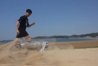 Photo „Robotický pes“ sa naučil behať po piesku rýchlosťou až tri metre za sekundu