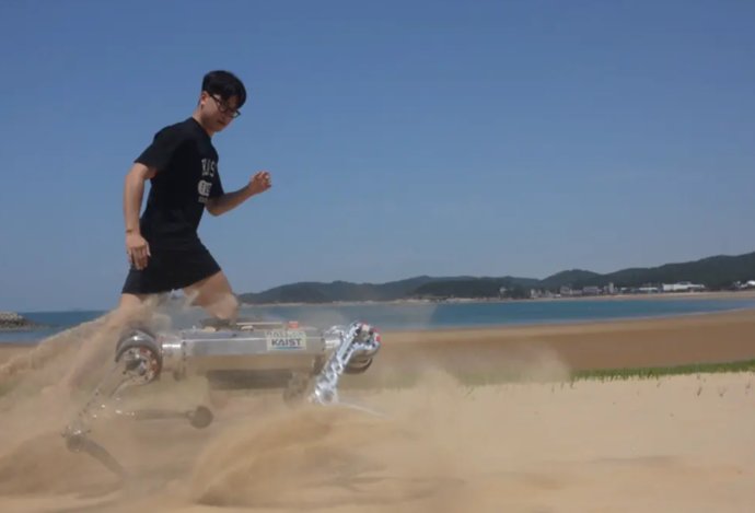 Photo „Robotický pes“ sa naučil behať po piesku rýchlosťou až tri metre za sekundu